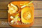 Cold starters and salads : Hummus with fresh vegetables and Indian crackers